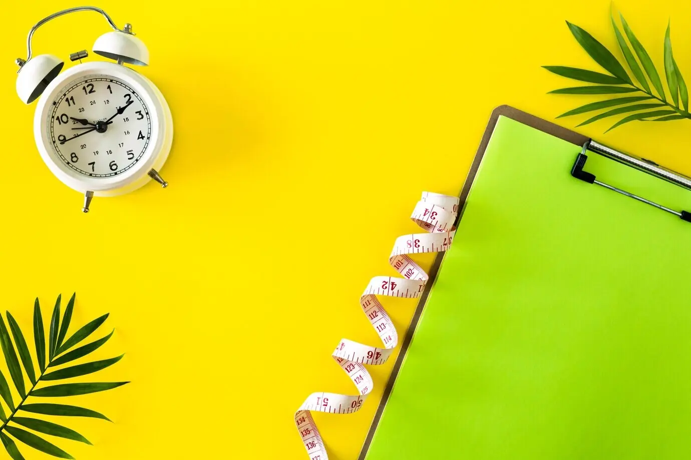 Композиция с тарелкой, будильником и сантиметровой лентой на цветном фоне. Концепция диеты и плана снижения веса, свободное пространство для текста.