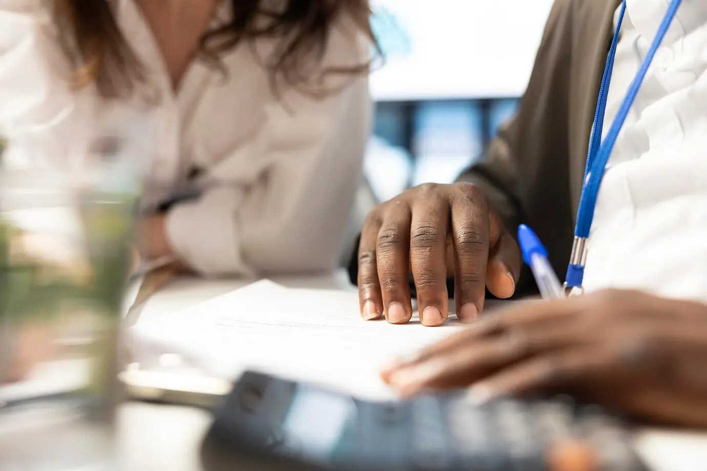 Заседание консультативного совета с разнообразным составом в зале заседаний для рассмотрения финансовых прогнозов.